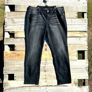 Woman’s junior LEI Ashley Low Rise Skinny jeans Size 17